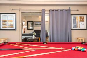 einen roten Billardtisch im Wohnzimmer in der Unterkunft New Gateway to SFO - King Bed - BART 10 min walk in Hayward + 36 Fotos