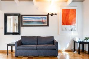 ein Wohnzimmer mit Sofa und zwei Bildern an der Wand in der Unterkunft New Gateway to SFO - King Bed - BART 10 min walk in Hayward