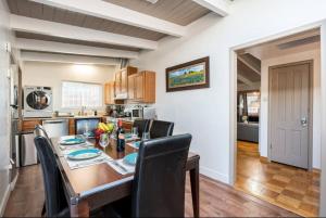 eine Küche und ein Esszimmer mit Tisch und Stühlen in der Unterkunft New Gateway to SFO - King Bed - BART 10 min walk in Hayward