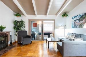 ein Wohnzimmer mit einer Couch und einem Klavier in der Unterkunft New Gateway to SFO - King Bed - BART 10 min walk in Hayward