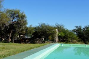 una piscina frente a una casa en La Teresita Posada en San Javier