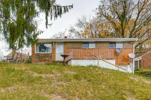 Una casa de ladrillo con balcón en una colina. en 12 Mi to Dtwn Pittsburgh Home with In-Unit Laundry!, en Pittsburgh
