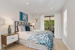 a bedroom with a bed and a window at Beautiful Kawama Townhouse-P6 in Key Largo +89 photos