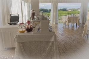 Un restaurante o sitio para comer en Villa Floridia