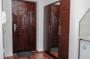 twee houten deuren in een badkamer met een wastafel bij Apartment Elegant in Velingrad