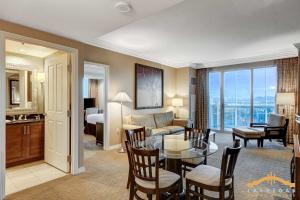 ラスベガスにあるMGM Signature-09-820 1Br 2Ba F1 Pits View Balconyのソファとテーブルと椅子のあるリビングルーム