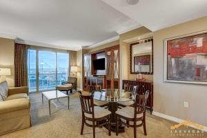 ラスベガスにあるMGM Signature-09-820 1Br 2Ba F1 Pits View Balconyのテーブルと椅子とソファのあるリビングルーム +62枚の写真