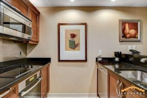 ラスベガスにあるMGM Signature-09-820 1Br 2Ba F1 Pits View Balconyのシンクとカウンタートップのあるキッチン