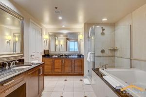 ラスベガスにあるMGM Signature-09-820 1Br 2Ba F1 Pits View Balconyの浴槽と洗面台を備えた広いバスルーム