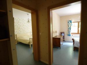 Habitación con 1 dormitorio con cama y escritorio. en Auberge De La Charriole en Taintrux