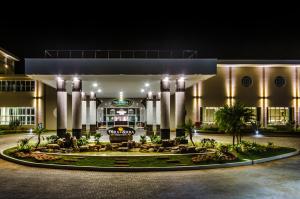 Mira Serra Parque Hotel في باسا كواترو: مبنى امامه نافورة بالليل