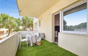 balkon ze stołem i krzesłami oraz dużym oknem w obiekcie Awesome Apartment In Lido Di Fermo w mieście Lido di Fermo