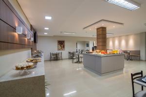Reštaurácia alebo iné gastronomické zariadenie v ubytovaní Hotel Trevo Cascavel