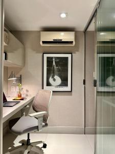 an office with a desk and a chair and a picture at Premier Apartment - Hotel Mercure Belém Boulevard in Belém +35 photos