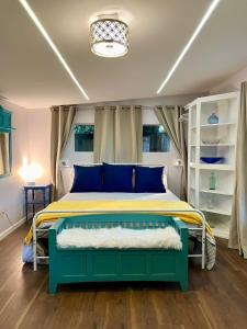 En eller flere senge i et værelse på 2 Private Bedroom Suites with Hot Tub + 60 billeder