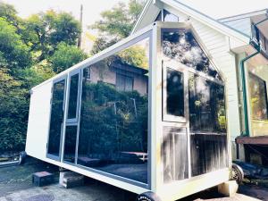a screened in porch on a house at 箱根コンテナステイ コンビニすぐ 海賊船に乗ろう in Hakone