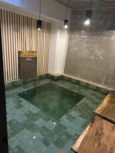 a large pool of water in a room at Apartamento Céntrico con Jacuzzi in Mompos