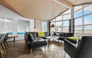Fjellerup StrandにあるGorgeous Home In Glesborg With Saunaのリビングルーム(黒革の家具、窓付)