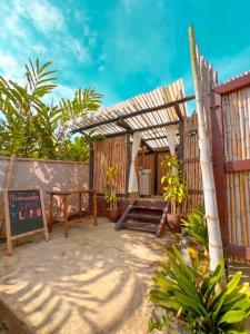 Glamping La Pau外面的花园