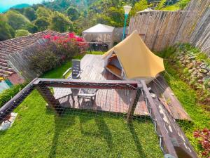 Aed väljaspool majutusasutust Glamping La Pau