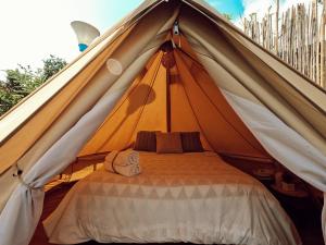 卡利Glamping La Pau的帐篷内有一张床