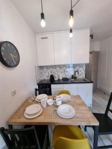 Kuchyňa alebo kuchynka v ubytovaní Old Town Yellow Apartment