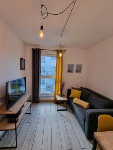 Televízia a/alebo spoločenská miestnosť v ubytovaní Old Town Yellow Apartment