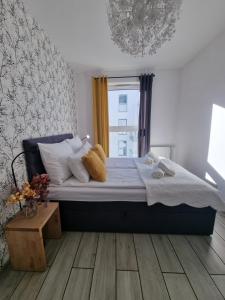 Posteľ alebo postele v izbe v ubytovaní Old Town Yellow Apartment