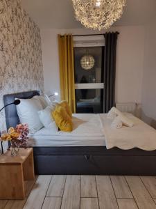 Posteľ alebo postele v izbe v ubytovaní Old Town Yellow Apartment