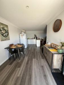 海伊Morros Place的配有桌子和冰箱的厨房和餐厅