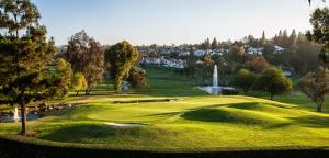 uma vista para um campo de golfe com um verde em Rancho Bernardo Inn em Rancho Bernardo