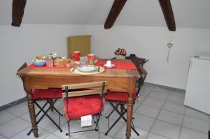 アルバにあるIl Nottetempoの赤いテーブルクロス付きキッチンのテーブル