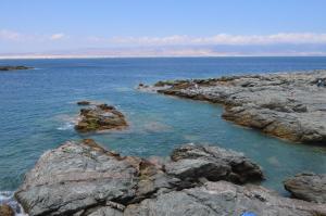 安托法加斯塔的住宿－Hostal Los Salares，海洋附近的水中一群岩石