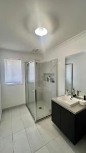 un bagno con doccia e lavandino di Room in Melbourne Manor Lakes a Wyndham Vale