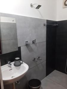 Koupelna v ubytování Shalimar Residency