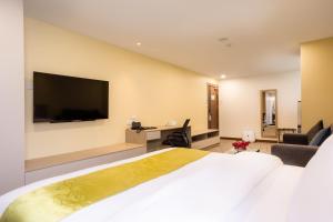 Hotel Kuretakeso Thailand Sriracha - SHA Extra Plus的电视和/或娱乐中心