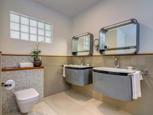 A bathroom at Calabash Luxury Boutique Hotel
