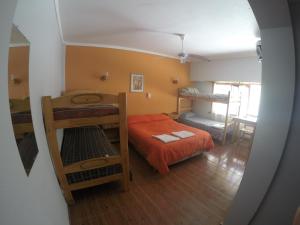 a small room with a bed and a bunk bed at Hotel Sahara in Villa Gesell