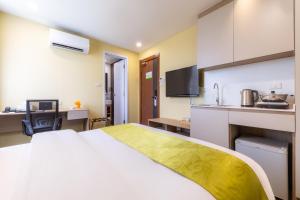 Hotel Kuretakeso Thailand Sriracha - SHA Extra Plus的电视和/或娱乐中心