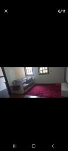 クリチバにあるQuartos em Curitiba Bem localizadoのベッド1台と窓2面の写真