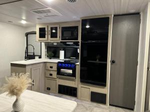 Kuchyň nebo kuchyňský kout v ubytování Cozy Stationary RV Getaway + 8 fotografií