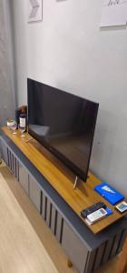 a desk with a television on top of it at Vila Caiçara Apê a 40m da Praia in Solemar