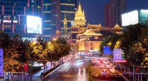 a busy city street at night with traffic and buildings at GreenTree Inn Shanghai South Railway Station Xujiahui Stadium Subway Station Shell Hotel in Shanghai