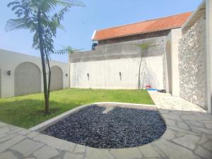 En have udenfor Mandapa Villa Kedungu by ABM