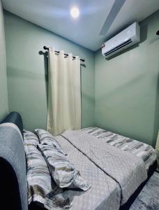 Postel nebo postele na pokoji v ubytování RR Homestay Yong Peng + 2 fotografie