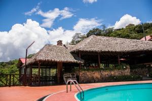 Hồ bơi trong/gần Hotel Viejo Molino Coroico