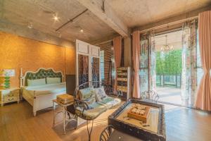 una habitación con un dormitorio con una cama y una mesa en Danxia Mountain Wuyou Tongjinzhai, en Yaoshan