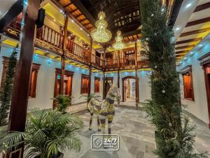 Una statua di una giraffa nel mezzo di un edificio di Hotel & Rooftop King Experience by David a Quito