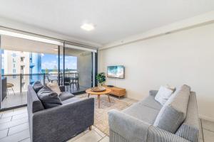 First Light Mooloolaba 9th floor apartment with ocean views的休息区