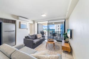 First Light Mooloolaba 9th floor apartment with ocean views的休息区